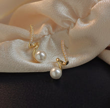 Load image into Gallery viewer, [Earrings] Pearl Curve Cubic Earrings(silver pin)0.9x2.3cm
