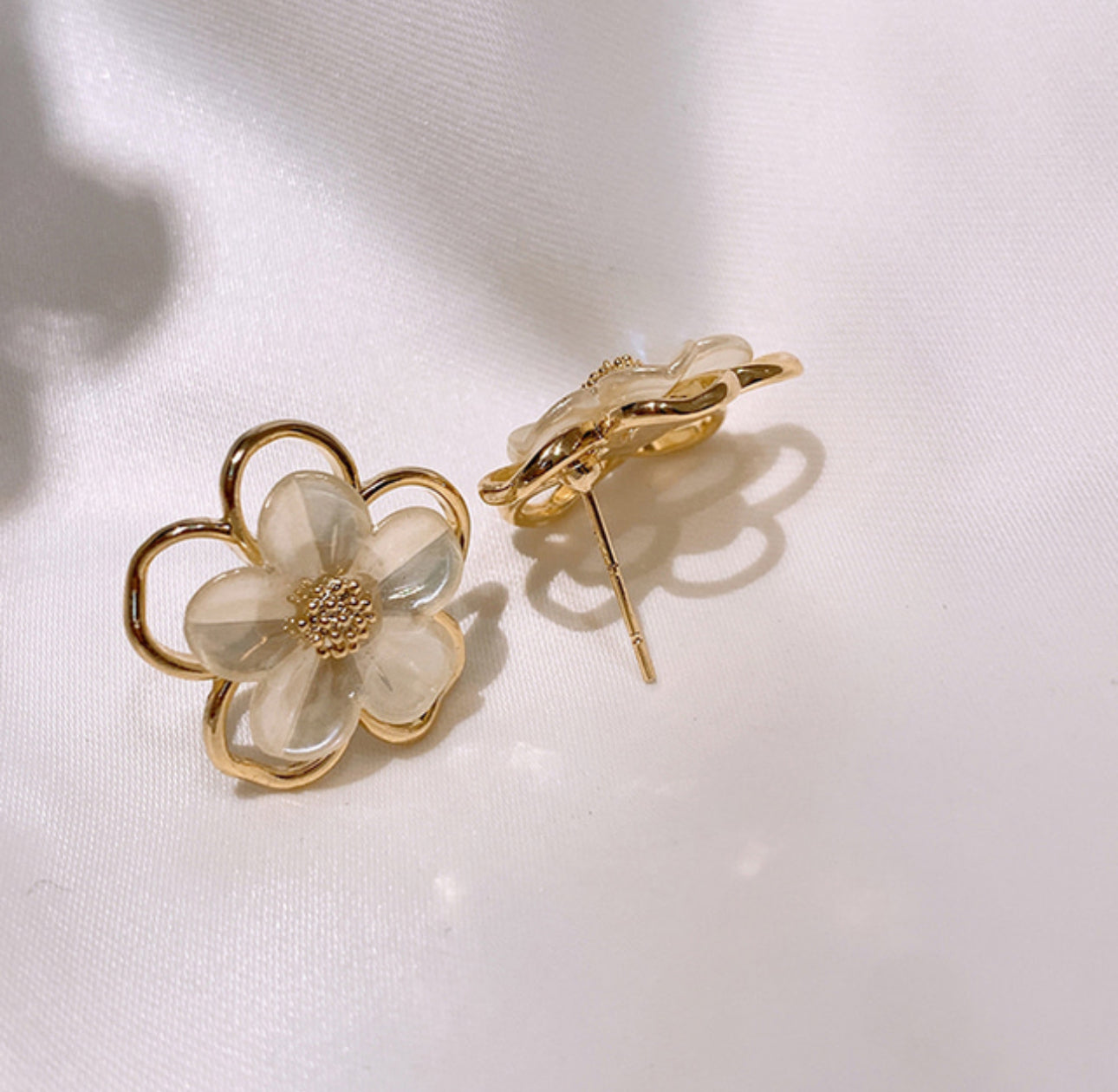[Earrings]Gold line Flower earrings (silver pin) 1.8cm