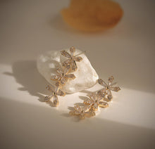 Load image into Gallery viewer, [Earrings] Triple Flower Earrings(Silver pin)1x4.2cm
