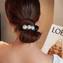 Load image into Gallery viewer, [Hair Claw] pearl bun style
