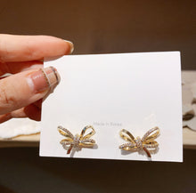 Load image into Gallery viewer, [Earrings]Double Ribbon (silver pin)2.2x1.5cm
