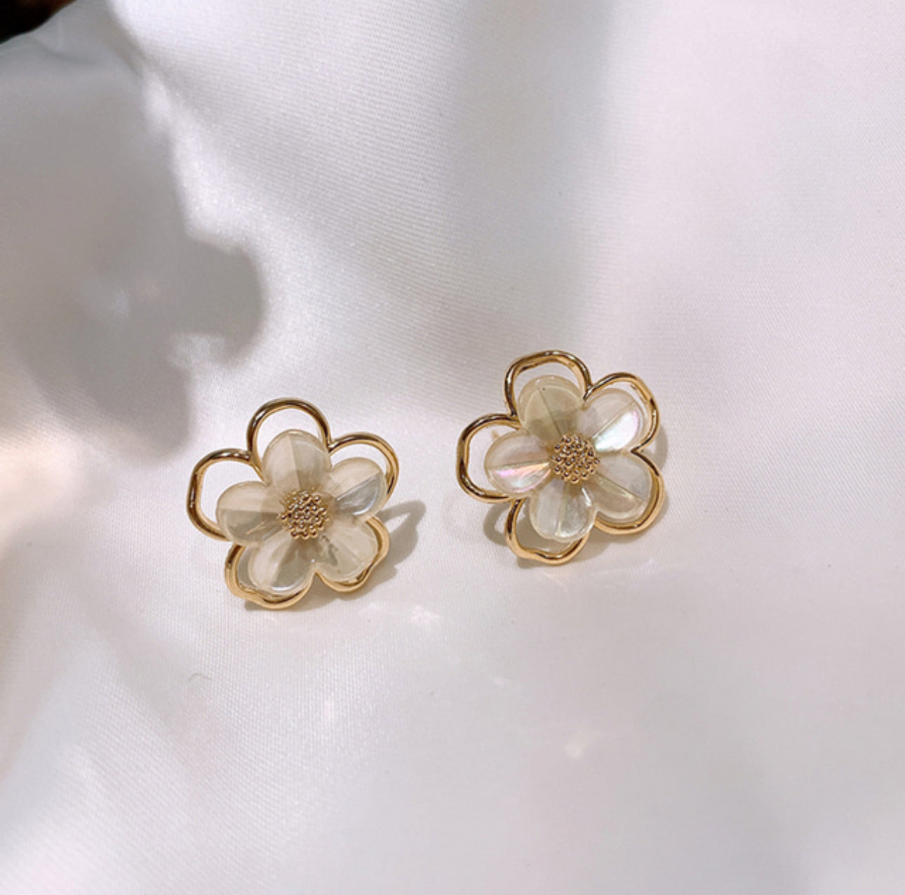 [Earrings]Gold line Flower earrings (silver pin) 1.8cm