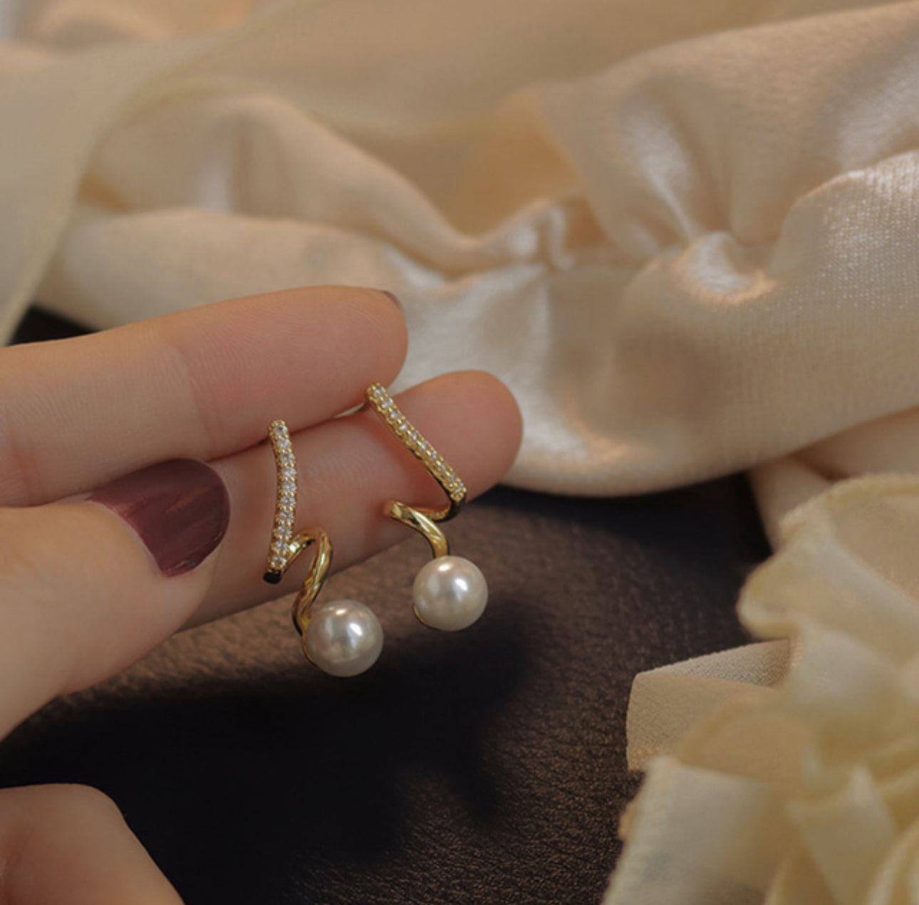 [Earrings] Pearl Curve Cubic Earrings(silver pin)0.9x2.3cm