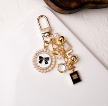 Load image into Gallery viewer, [KEY CHAIN] Coco Perfume/Tweed Corsage
